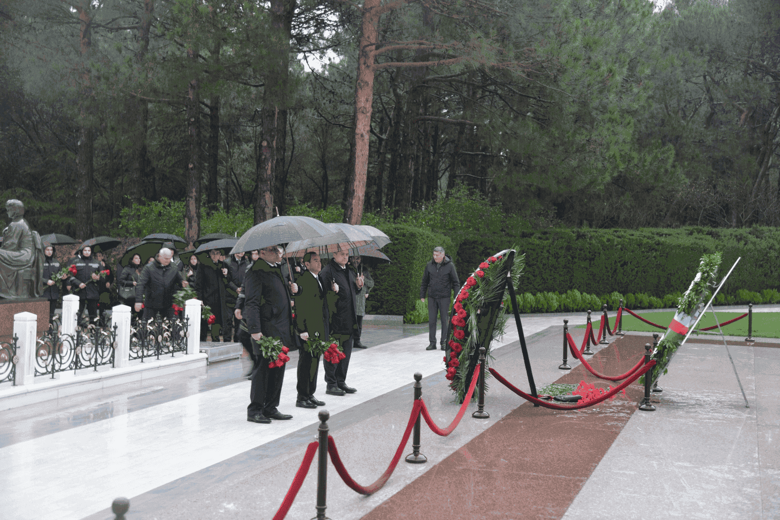 “Azpetrol” şirkətinin rəhbərliyi Ulu Öndər Heydər Əliyevin anım günü ilə bağlı məzarını ziyarət edib.